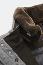 Nahaufnahme des schmalen Stehkragens mit abnehmbarem Lammfellbesatz des Moorer Daunenblouson 'Levion' grau meliert, Mix aus Wolle und Cashmere, weicher Griff, Slim Fit, Zwei-Wege-Reißverschluss, Windblende mit Knöpfen, Zipper-Fronttaschen, elastische Saum
