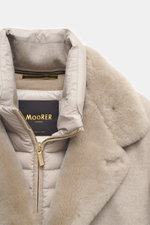 Close-up front view of the beige Moorer Cashmere down jacket 'Teodor' showing the adjustable collar with sheepskin trim and zip.

Description: <p>Style meets function: The down jacket from MOORER combines modern elegance with functional warmth performance