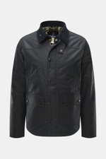 Barbour Wachsjacke 'Reelin Wax' dark olive shown front view, slim fit waxed cotton jacket with corduroy collar, water-repellent, light padding, two-way zipper, wind flap with snap buttons, reinforced shoulders, front patch pockets with flaps, angled hand 
