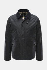 Barbour Wachsjacke 'Reelin Wax' dark olive shown front view, slim fit waxed cotton jacket with corduroy collar, water-repellent, light padding, two-way zipper, wind flap with snap buttons, reinforced shoulders, front patch pockets with flaps, angled hand 