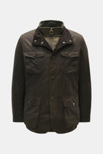 Barbour Wachsjacke 'Ogston' khaki, frontal fotografiert, wasserabweisend, Slim Fit, gewachste Baumwolle, Brust- und Hüfttaschen, Stehkragen, Leder-Patches.