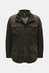 Barbour Wachsjacke 'Ogston' khaki, frontal fotografiert, wasserabweisend, Slim Fit, gewachste Baumwolle, Brust- und Hüfttaschen, Stehkragen, Leder-Patches.