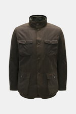 Barbour Wachsjacke 'Ogston' khaki von vorne, gewachste Baumwolle, wasserabweisend, Slim Fit, Stehkragen, Brust- und Hüfttaschen, Taillenriegel.