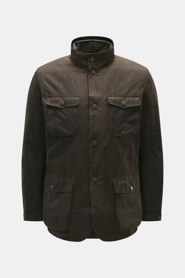 Barbour Wachsjacke 'Ogston' khaki von vorne, gewachste Baumwolle, wasserabweisend, Slim Fit, Stehkragen, Brust- und Hüfttaschen, Taillenriegel.