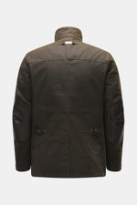 Barbour Wachsjacke 'Ogston' khaki in Slim Fit, Rückansicht mit Stehkragen, gewachster Baumwolle, Leder-Patches, wasserabweisend, Double-Front und Taillenriegel.