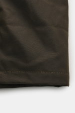 Nahaufnahme der wasserabweisenden, gewachsten Baumwolle der Barbour Wachsjacke 'Ogston' khaki, Detail des Materials und der Naht.
