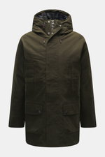 Barbour Wachsparka 'Northfield Waterproof' dark olive, frontale Nahaufnahme mit Kapuze, Taschen, wasserabweisend, warm wattiert, Regular Fit.