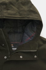 Detailaufnahme des Kapuzenbereichs vom Barbour Wachsparka 'Northfield Waterproof' dark olive, gewachste Baumwolle, wasserabweisend, weiches Innenfutter mit Tartan-Muster.