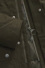 Barbour Wachsparka 'Northfield Waterproof' dark olive, Detailaufnahme von innen und Reißverschluss, gewachste Baumwolle, wasserabweisend, Fleecefutter.