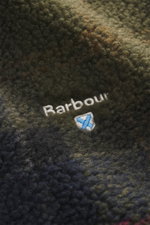Close-up front view of the soft, brushed wool-mix fabric and Barbour logo on the Barbour Overshirt 'Woodlane' navy/beige/bordeaux kariert.

Description: Kanadisches Holzfällerkaro, neu gedacht: Der gebürstete Woll-Mix fühlt sich weich an, hält angenehm 