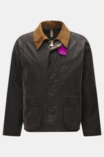 Barbour Wachsjacke 'Gamefair' dunkelgrün, frontal fotografiert, gewachste Baumwolle, Cordkragen, wasserabweisend, Tartan-Futter, Regular Fit.