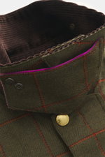 Nahaufnahme der Barbour Paul Smith Loves Barbour Wolljacke Beaufort von oben mit Cordkragen, Tartanmuster und farbigen Details.