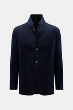 Fedeli Cashmere Jersey-Jacke 'Garret' navy, frontale Nahaufnahme, Slim Fit, variabler Stehkragen, vier Knöpfe, Brust- und Hüfttaschen, weicher Jersey mit Steppfutter.