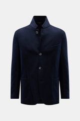 Fedeli Cashmere Jersey-Jacke 'Garret' navy, frontale Nahaufnahme, Slim Fit, variabler Stehkragen, vier Knöpfe, Brust- und Hüfttaschen, weicher Jersey mit Steppfutter.