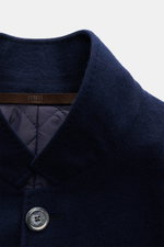 Nahaufnahme der Fedeli Cashmere Jersey-Jacke 'Garret' navy im Slim Fit, zeigt den variabel tragbaren Reverskragen und Kissing Buttons, gefertigt aus weichem, gesteppter Cashmere-Jersey mit wattiertem Futter.