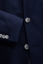 Fedeli Cashmere Jersey-Jacke 'Garret' navy in Nahaufnahme von vorne, zeigt weiche Textur, Knöpfe mit Logo, Slim Fit, Steppfutter, variabler Kragen.
