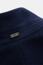 Nahaufnahme der Fedeli Cashmere Jersey-Jacke 'Garret' navy, Detail des weichen, gesteppter Kragens mit FEDELI-Label.