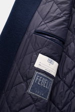 Nahaufnahme der Innenseite der Fedeli Cashmere Jersey-Jacke 'Garret' navy, zeigt gesteppte Wattierung, Innentasche und Markenlabel.