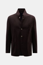 Fedeli Cashmere Jersey-Jacke 'Garret' dunkelbraun, Frontansicht mit Stehkragen, Slim Fit, vier Knöpfen, Brusttasche, aufgesetzten Hüfttaschen, gesteppter Innenfutter.