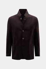 Fedeli Cashmere Jersey-Jacke 'Garret' dunkelbraun, Frontansicht mit Stehkragen, Slim Fit, vier Knöpfen, Brusttasche, aufgesetzten Hüfttaschen, gesteppter Innenfutter.