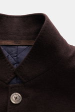 Fedeli Cashmere Jersey-Jacke "Garret" dunkelbraun, Nahaufnahme des variabel tragbaren Revers mit gesteppter Innenseite und Knopfdetails, Frontansicht.