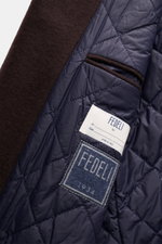 Nahaufnahme der Innenseite der Fedeli Cashmere Jersey-Jacke 'Garret' dunkelbraun mit gestepptem Futter, Innentaschen und Etiketten.