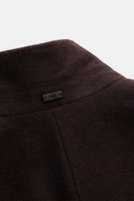 Nahaufnahme des variabel tragbaren Revers der Fedeli Cashmere Jersey-Jacke 'Garret' dunkelbraun aus reinem Cashmere mit gesteppter Wattierung.