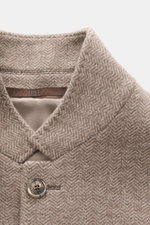 Alt-Tag (124 Zeichen): Nahaufnahme der variabel tragbaren Revers-Kragen der Fedeli Cashmere Jersey-Jacke 'Damon' braun gemustert mit Fischgrat.

Diese Beschreibung zeigt die Nahaufnahme aus der Vogelperspektive auf den variabel tragbaren Revers-Kragen d