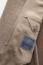 Nahaufnahme der Innenansicht der Fedeli Cashmere Jersey-Jacke 'Damon' braun gemustert mit Fischgrat, elastischem Jersey und Label.