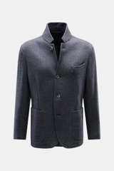 Fedeli Cashmere Jersey-Jacke 'Damon' grau gemustert, Fischgrat, Slim Fit, elastisch, variabler Stehkragen, Vier-Knopf, frontal, leicht geöffnet.