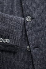 Fedeli Cashmere Jersey-Jacke 'Damon' grau gemustert, Detailansicht von Knöpfen und Fischgrat-Muster, hochwertige elastische Qualität.