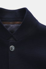 Nahaufnahme der Fedeli Cashmere Jacke navy mit Stehkragen, Vier-Knopf-Leiste, Kissing Buttons, Slim Fit und weichem, geschmeidigem Griff.