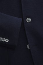 Nahaufnahme der Fedeli Cashmere Jacke navy von vorne mit Fokus auf reinen Cashmere, weichem Griff, Slim Fit, Stehkragen, Vier-Knopf-Leiste, Brusttasche, Hüfttaschen, Kissing Buttons, Seitenschlitze, halb gefüttert, zwei Innentaschen.