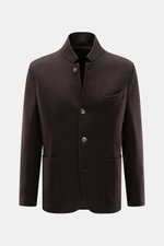 Fedeli Cashmere Jacke dunkelbraun, Slim Fit mit Stehkragen, Vier-Knopf-Leiste, Brusttasche, Hüfttaschen, Kissing Buttons, Seitenschlitze, halb gefüttert, zwei Innentaschen, reiner Cashmere, weicher Griff, frontale Nahaufnahme.