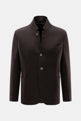 Fedeli Cashmere Jacke dunkelbraun, Slim Fit mit Stehkragen, Vier-Knopf-Leiste, Brusttasche, Hüfttaschen, Kissing Buttons, Seitenschlitze, halb gefüttert, zwei Innentaschen, reiner Cashmere, weicher Griff, frontale Nahaufnahme.
