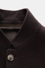 Nahaufnahme der Fedeli Cashmere Jacke dunkelbraun mit Stehkragen und Vier-Knopf-Leiste, Slim Fit aus reinem Cashmere, weicher Griff, Kissing Buttons.