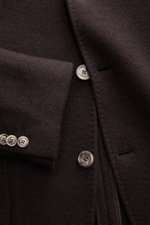 Nahaufnahme der Fedeli Cashmere Jacke dunkelbraun, Slim Fit mit Stehkragen, Vier-Knopf-Leiste, Kissing Buttons, Brust- und Hüfttaschen, halb gefüttert aus weichem, geschmeidigem reinen Cashmere.