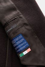 Nahaufnahme der halb gefütterten Innenseite der Fedeli Cashmere Jacke dunkelbraun, reiner Cashmere, weicher Griff, Slim Fit, Stehkragen, Vier-Knopf-Leiste, Brust- und Hüfttaschen, Kissing Buttons, Seitenschlitze, zwei Innentaschen.