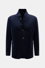 Fedeli Cashmere Jersey-Jacke 'Damon' navy frontal fotografiert, Slim Fit mit variabel tragbarem Revers, vier Knöpfen, Brust- und Hüfttaschen, softem Cashmere-Jersey.