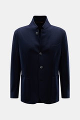 Fedeli Cashmere Jersey-Jacke 'Damon' navy frontal fotografiert, Slim Fit mit variabel tragbarem Revers, vier Knöpfen, Brust- und Hüfttaschen, softem Cashmere-Jersey.