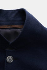 Nahaufnahme der Fedeli Cashmere Jersey-Jacke 'Damon' navy, Fokus auf variabel tragbaren Revers, feine Knopfdetails und weichen Cashmere-Stoff.
