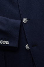 Nahaufnahme der Fedeli Cashmere Jersey-Jacke 'Damon' navy aus reinem Cashmere, Fokus auf Knöpfe und Stoffstruktur, Slim Fit, vier Knöpfe, variabler Kragen.