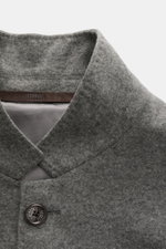 Fedeli Cashmere Jersey-Jacke 'Damon' grau meliert, Nahaufnahme von Kragen und Knopf, weiches Jersey, Slim Fit, variabel tragbarer Revers.