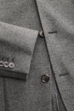 Fedeli Cashmere Jersey-Jacke "Damon" grau meliert, Detailaufnahme von Knöpfen und Revers, Jersey aus reinem Cashmere, Slim Fit, sehr weicher Griff.