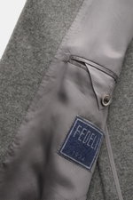 Nahaufnahme der Innenseite der Fedeli Cashmere Jersey-Jacke 'Damon' grau meliert mit Taschen, Label und feinem Jersey-Futter.