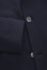 Nahaufnahme der Fedeli Cashmere Cabanjacke navy aus Doubleface-Jersey, Slim Fit, weicher Griff, variabler Kragen, drei Knöpfe, schräge Taschen, Unconstructed Design.