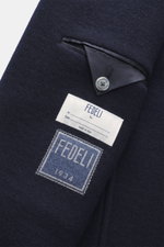 Nahaufnahme aus schräger Perspektive der Fedeli Cashmere Cabanjacke navy mit Doubleface-Jersey, weichem Griff, Slim Fit, variablem Kragen, drei Knöpfen, Leistentaschen, Unconstructed Design und zwei Innentaschen.