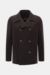 Fedeli Cashmere Cabanjacke dunkelbraun, frontal fotografiert, Slim Fit, Doubleface-Jersey aus reinem Cashmere, sehr weich, variabler Kragen, zweireihiger Drei-Knopf-Stil, schräge Leistentaschen, Unconstructed Design, zwei Innentaschen.
