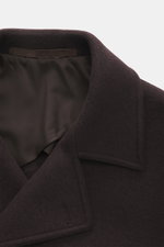 Nahaufnahme der Fedeli Cashmere Cabanjacke dunkelbraun von oben, Doubleface-Jersey, Slim Fit, variabler Kragen, Unconstructed Design, Innentaschen.