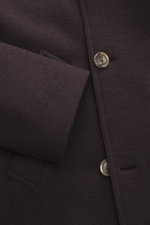 Fedeli Cashmere Cabanjacke dunkelbraun aus Doubleface-Jersey, Slim Fit, variabler Kragen, zweireihiger Drei-Knopf-Stil, schräge Leistentaschen, Unconstructed Design, zwei Innentaschen, Detailaufnahme von vorne.